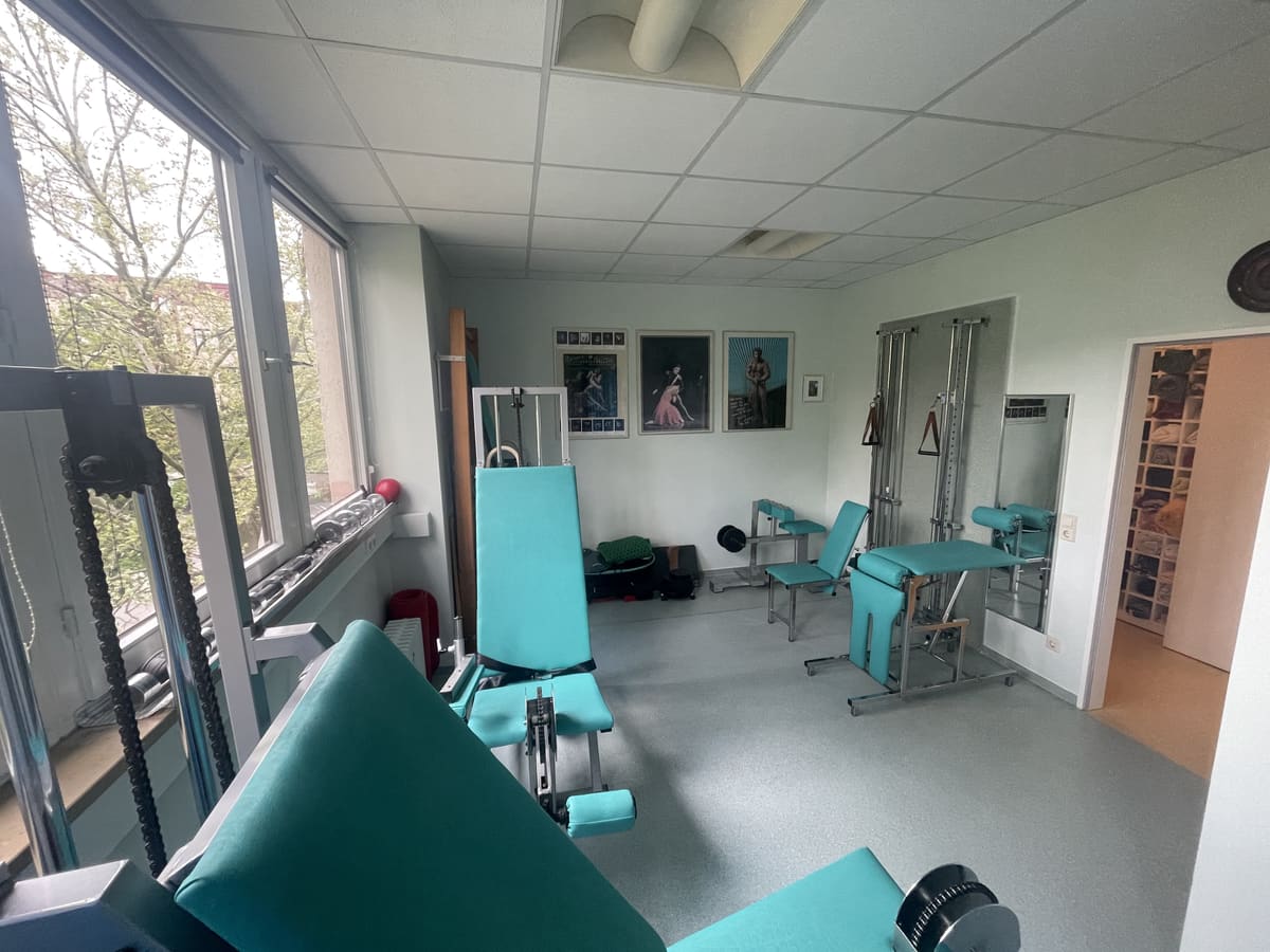 Trainings- und Behandlungsraum mit Geräten für Krankengymnastik am Gerät