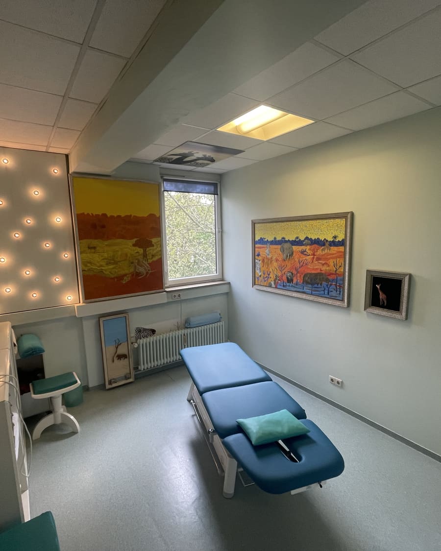 Heller Behandlungsraum der Praxis Physiotherapie Remedium mit Behandlungsliege