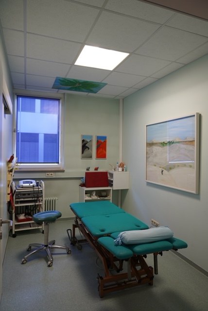 Behandlungsraum mit Therapieliege und Elektrotherapie-Gerät