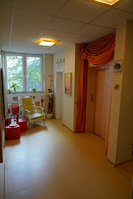 Wartebereich der Praxis mit Sessel am Fenster